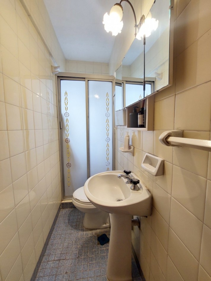 Departamento de cuatro ambientes con vista lateral al mar y cochera