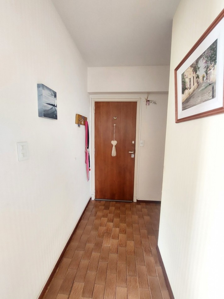 Departamento de cuatro ambientes con vista lateral al mar y cochera