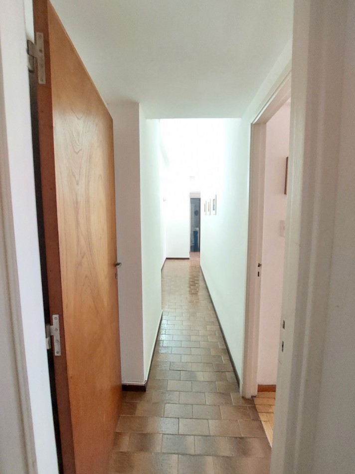 Departamento de cuatro ambientes con vista lateral al mar y cochera