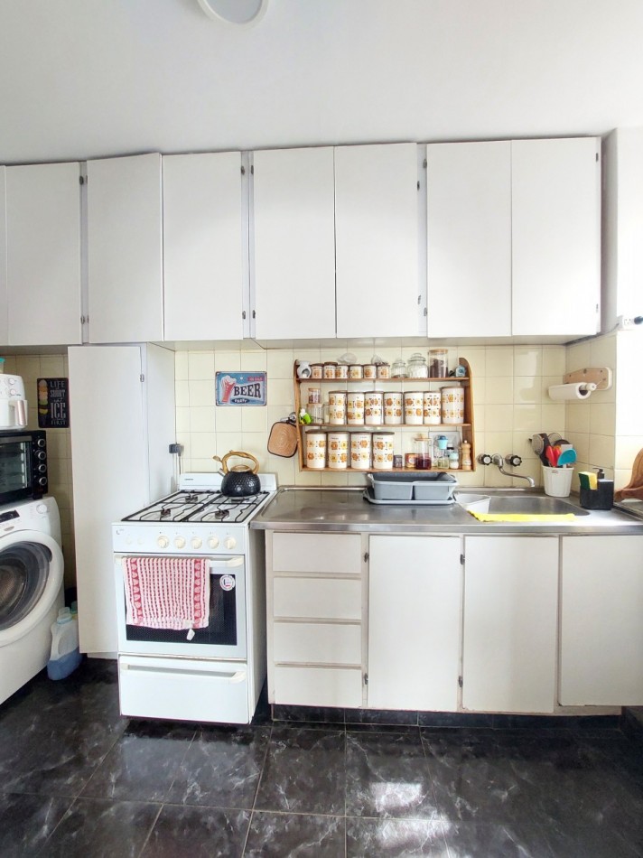 Departamento de cuatro ambientes con vista lateral al mar y cochera