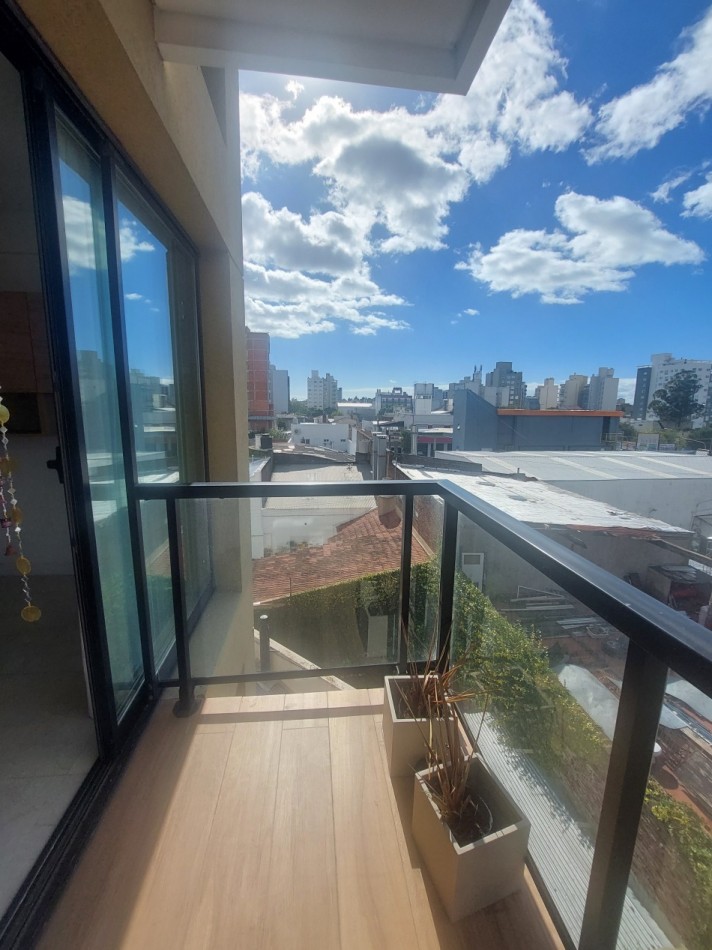 Dos ambientes con balcon, oficina privada, baulera y cochera.