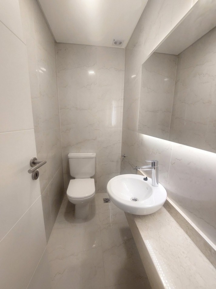 Dos ambientes con balcon al frente, toilette, vestidor y Dormitorio en suite.