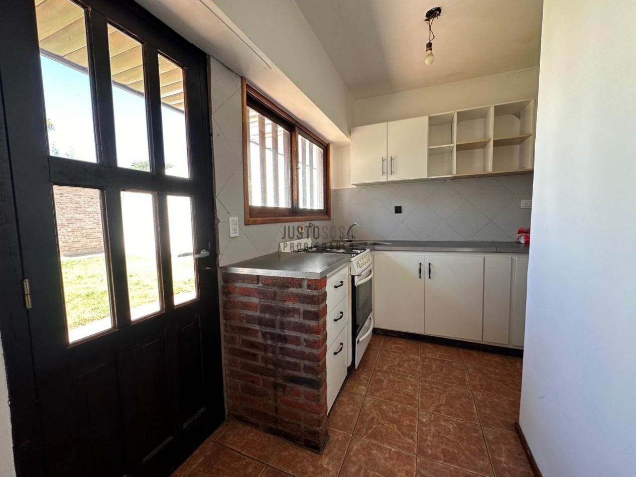 VENTA CASA 4 AMBIENTES CON PARQUE EN LOS PINARES