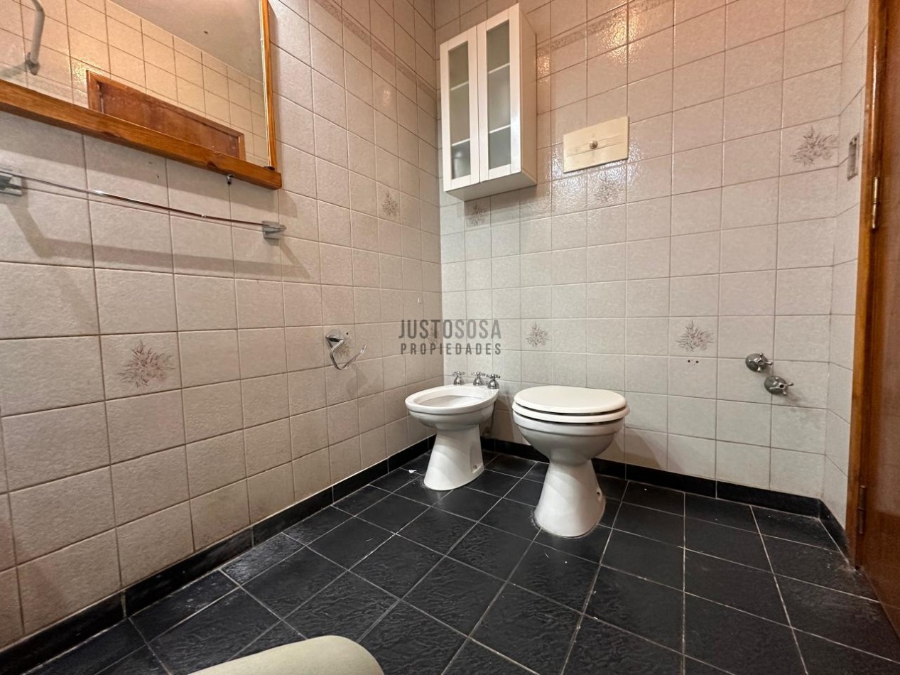 VENTA CASA 4 AMBIENTES CON PARQUE EN LOS PINARES