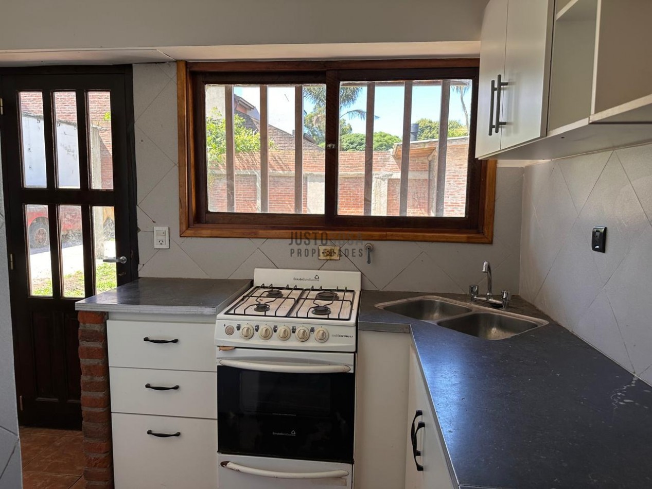 VENTA CASA 4 AMBIENTES CON PARQUE EN LOS PINARES