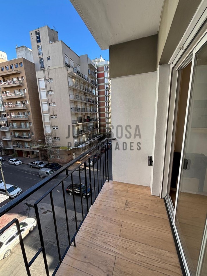 Venta Departamento reciclado dos ambientes con balcon saliente zona Aldrey