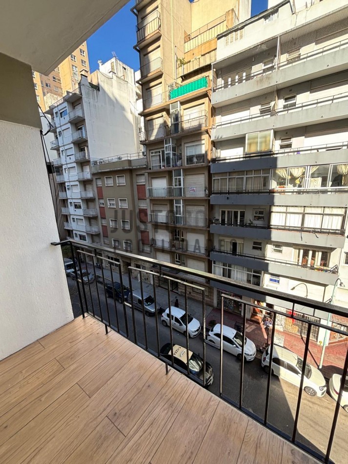 Venta Departamento reciclado dos ambientes con balcon saliente zona Aldrey
