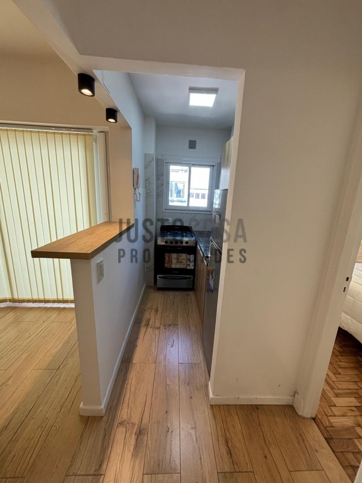 Venta Departamento reciclado dos ambientes con balcon saliente zona Aldrey