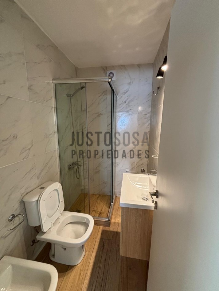 Venta Departamento reciclado dos ambientes con balcon saliente zona Aldrey