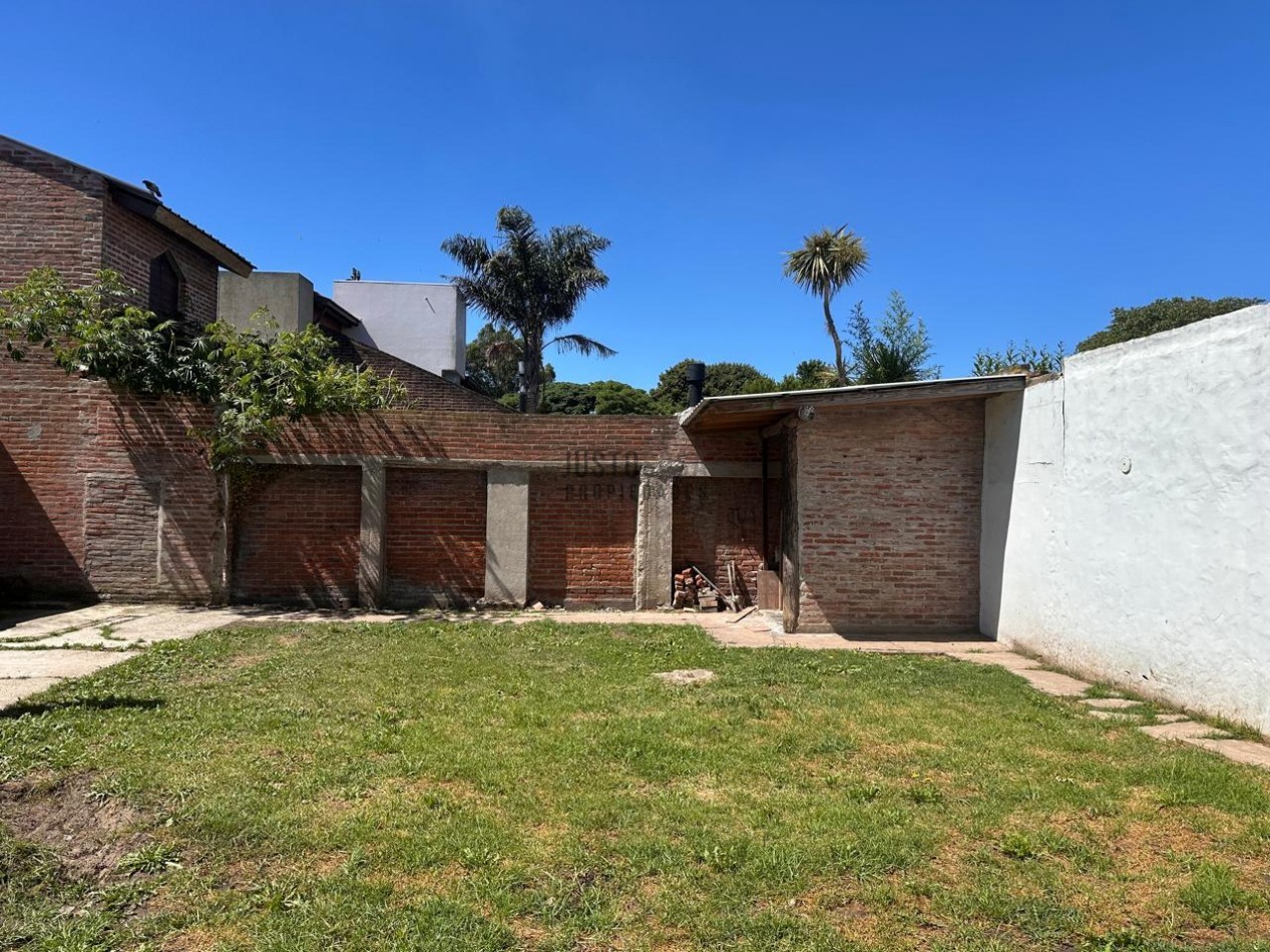 VENTA CASA 4 AMBIENTES CON PARQUE EN LOS PINARES