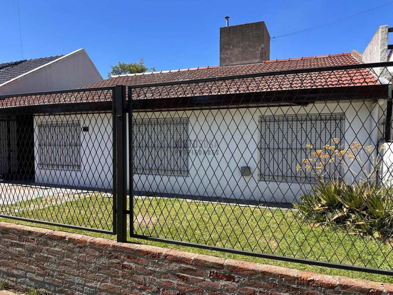 VENTA CASA 4 AMBIENTES CON PARQUE EN LOS PINARES