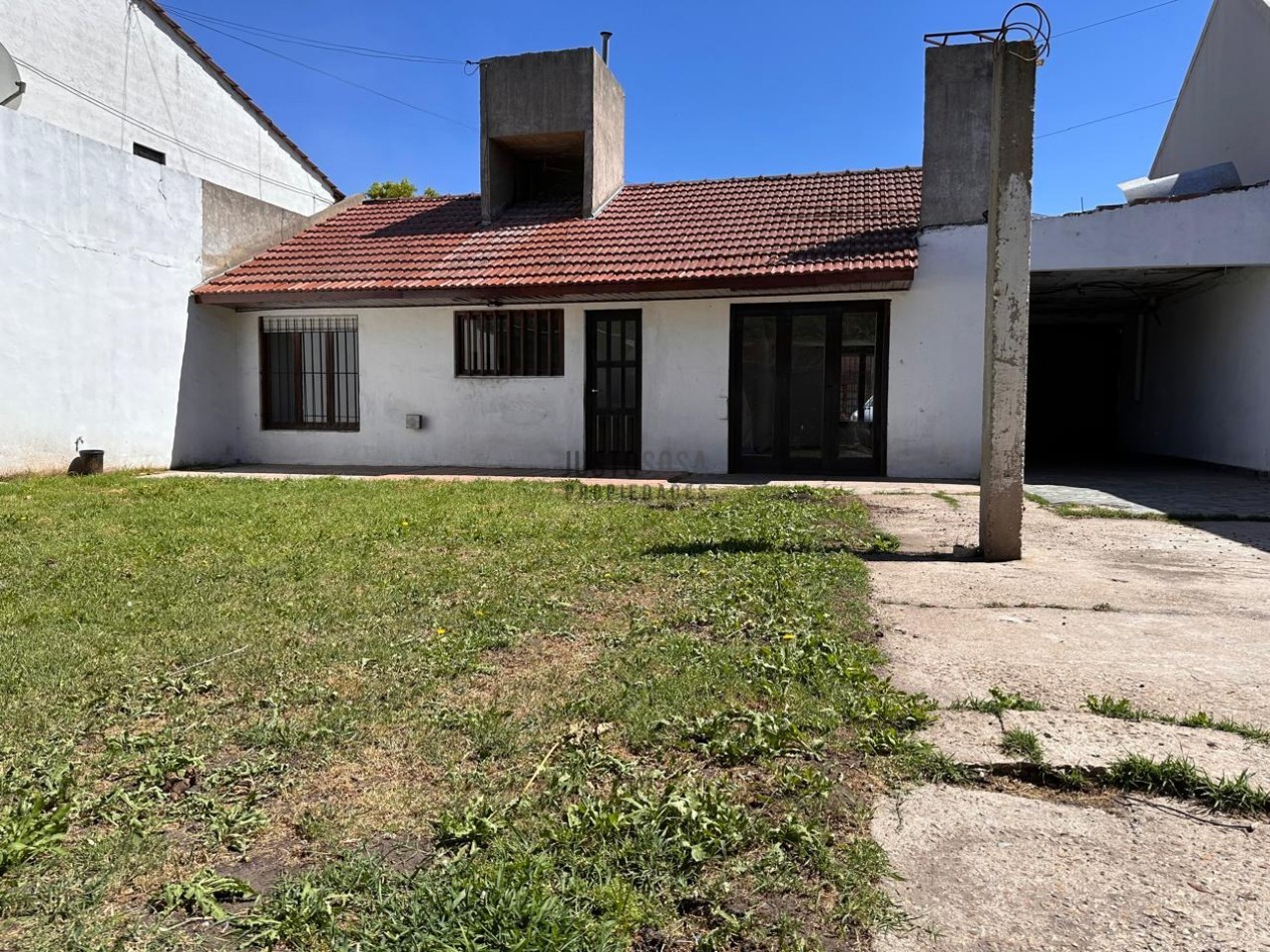 VENTA CASA 4 AMBIENTES CON PARQUE EN LOS PINARES