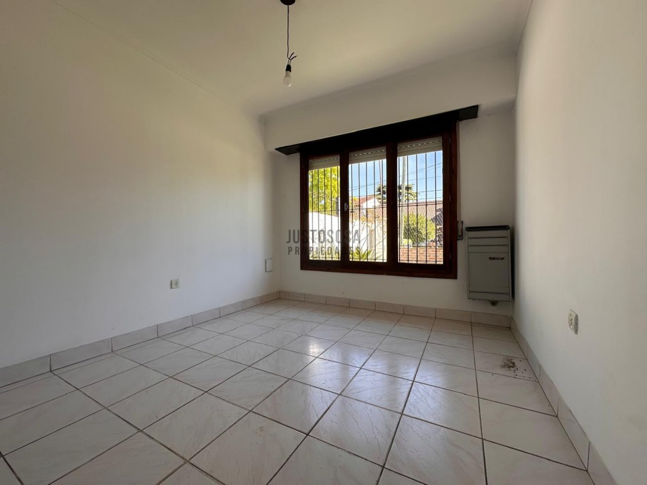 VENTA CASA 4 AMBIENTES CON PARQUE EN LOS PINARES