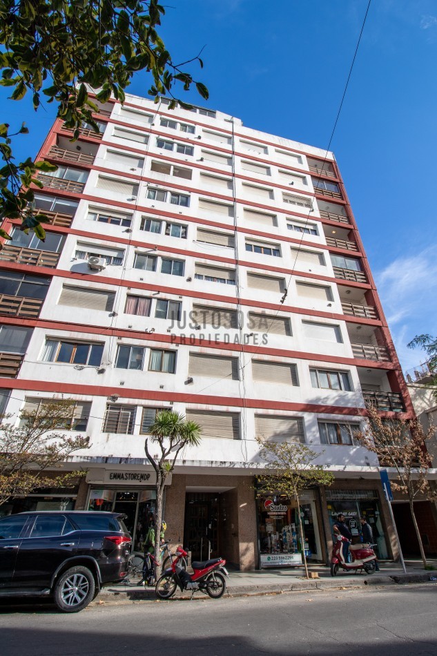 Venta departamento de dos ambientes con balcon. Centro.