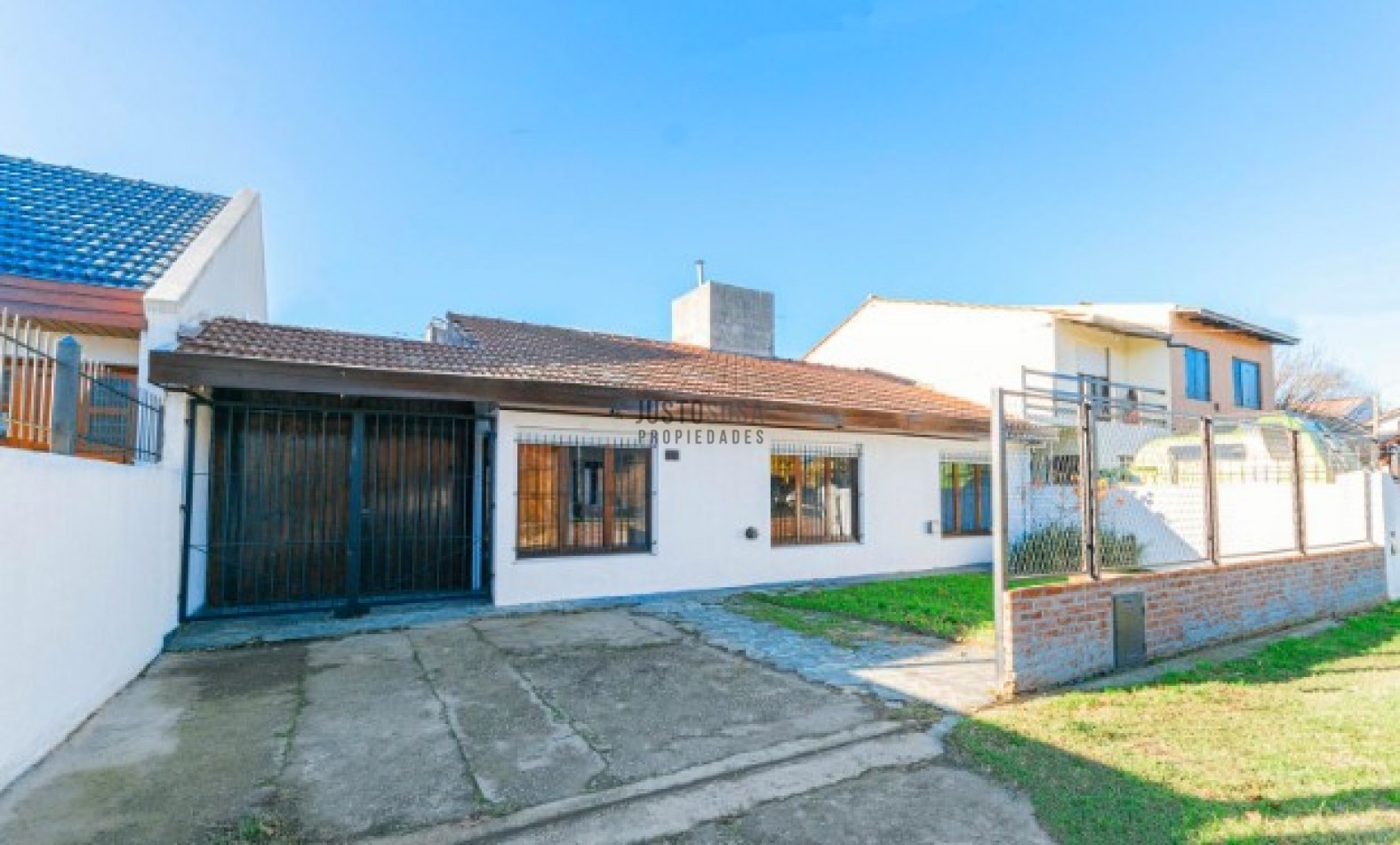 VENTA CASA 4 AMBIENTES CON PARQUE EN LOS PINARES