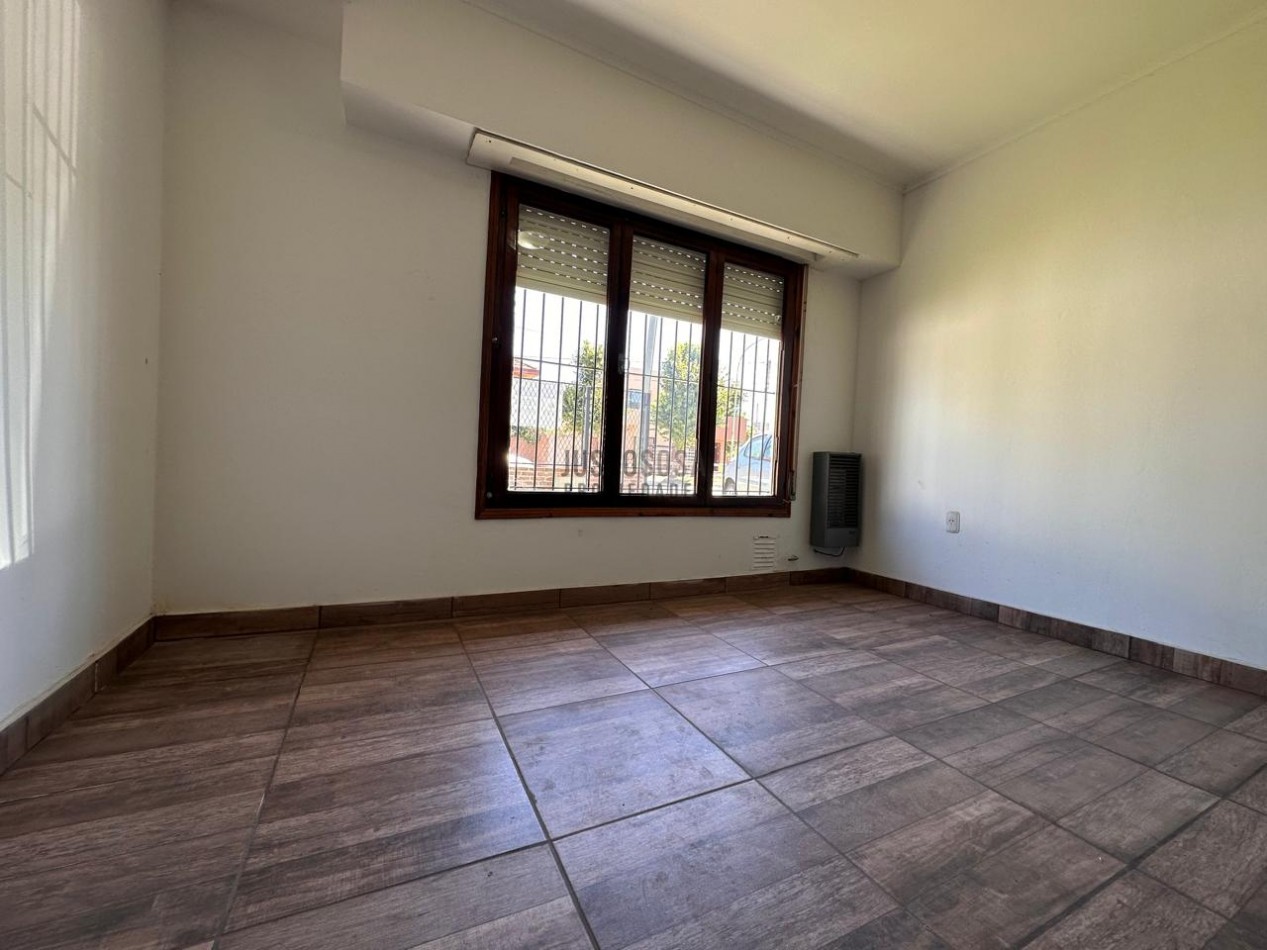 VENTA CASA 4 AMBIENTES CON PARQUE EN LOS PINARES