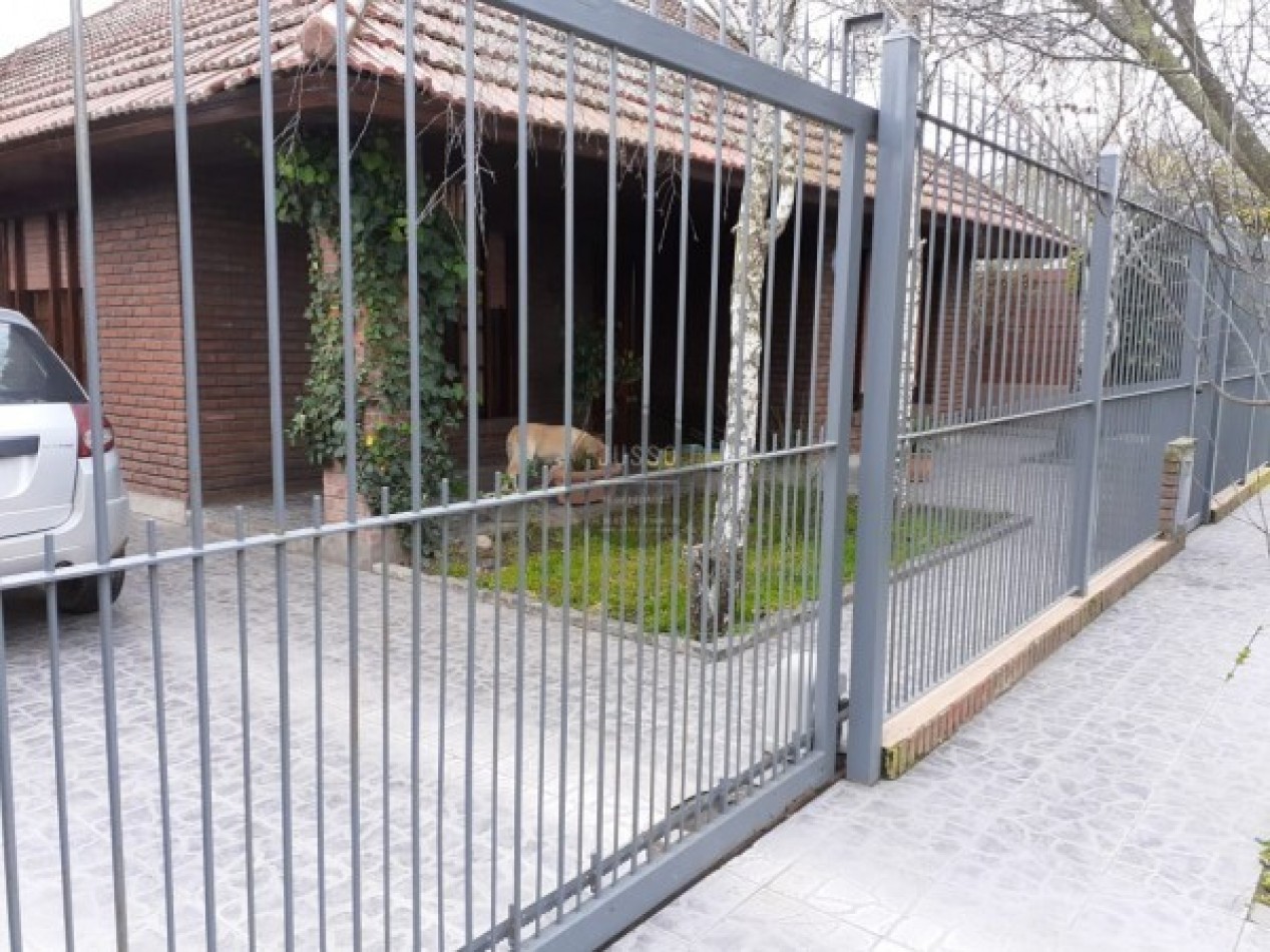 CASA 5 AMBIENTES CON PARQUE Y QUINCHO - BARRIO JARDIN PERALTA RAMOS