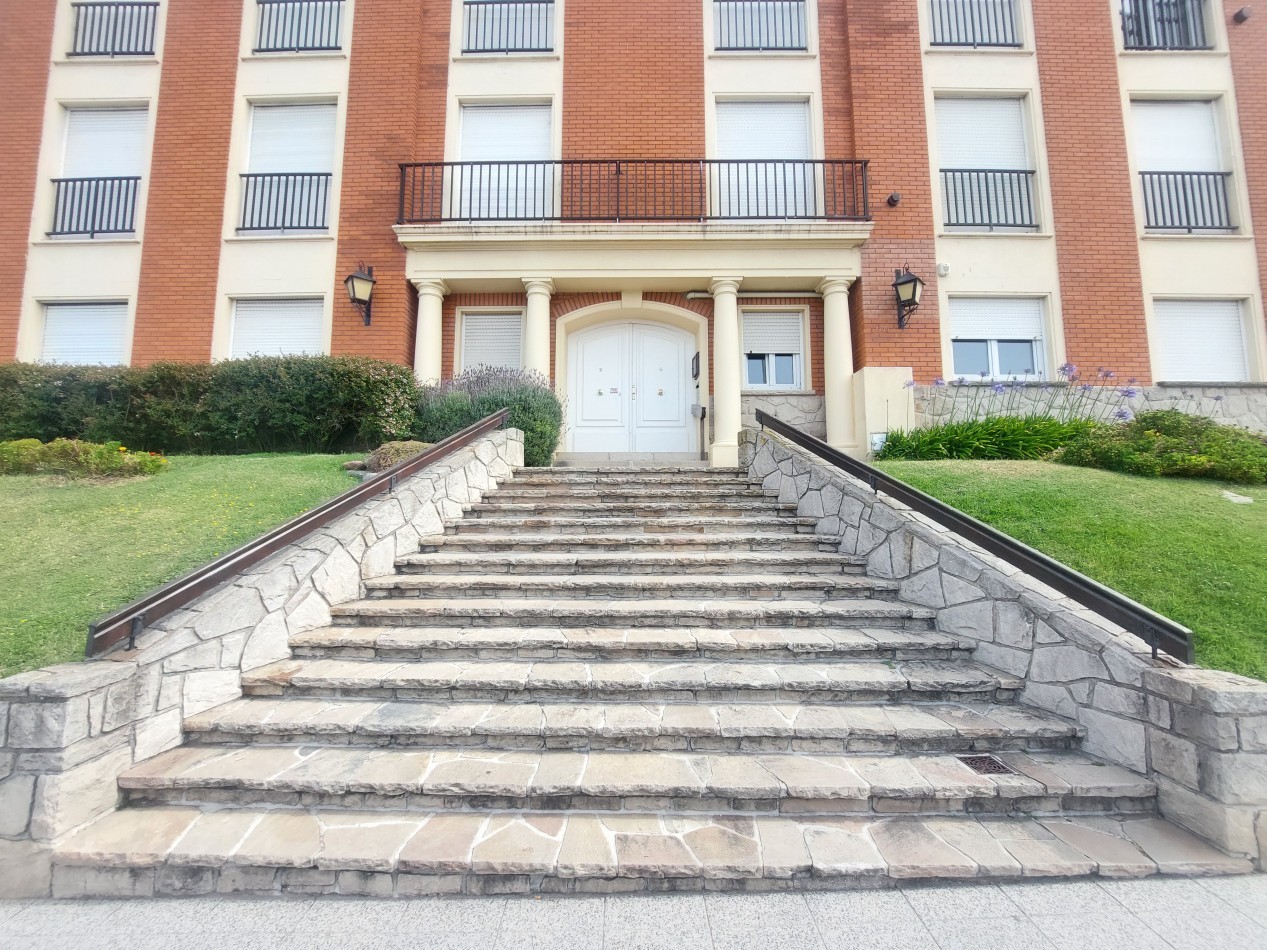 Depto. temporario de dos ambientes con patio para 2 personas. Varese.