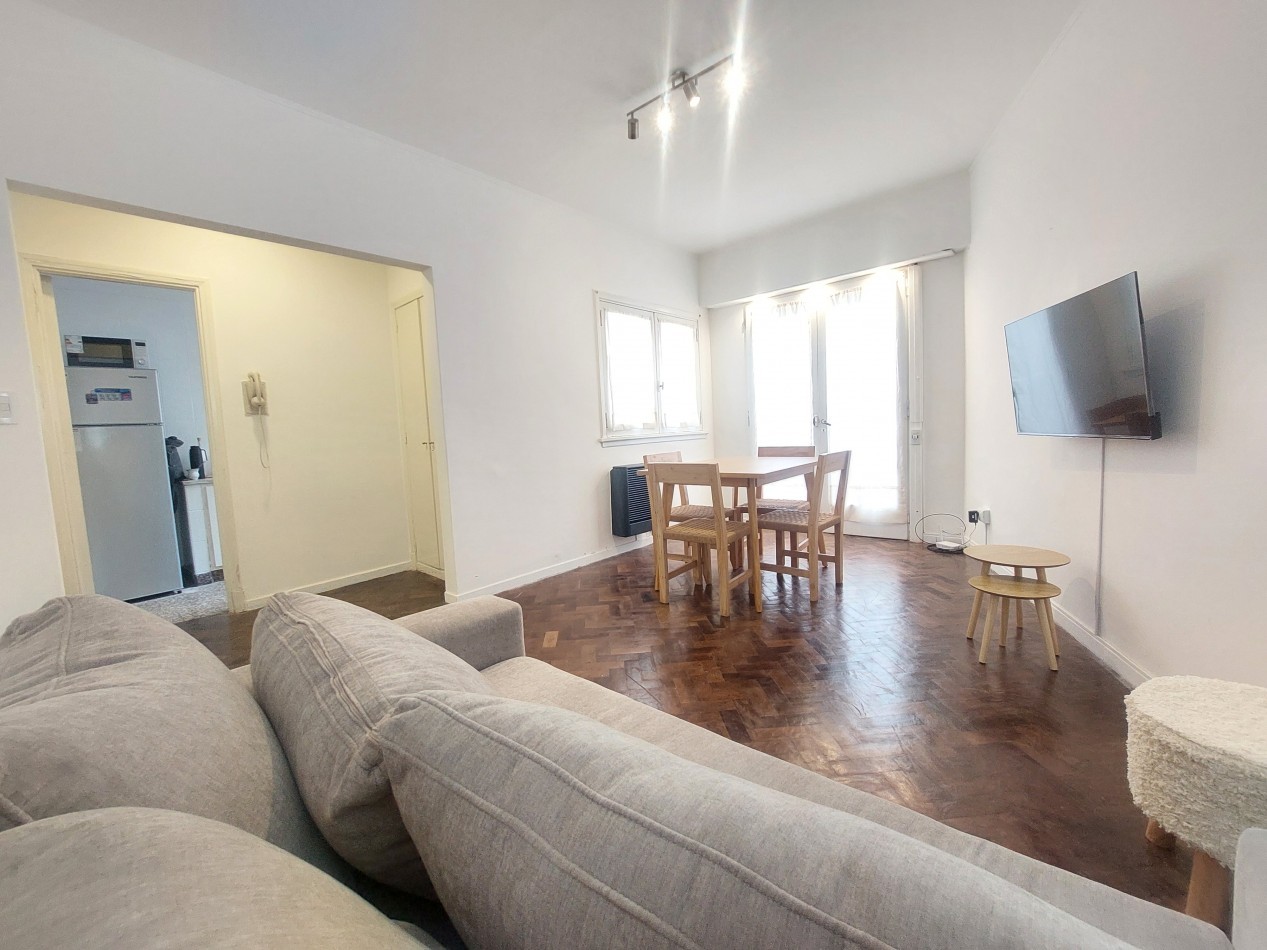 Depto. temporario de dos ambientes con patio para 2 personas. Varese.