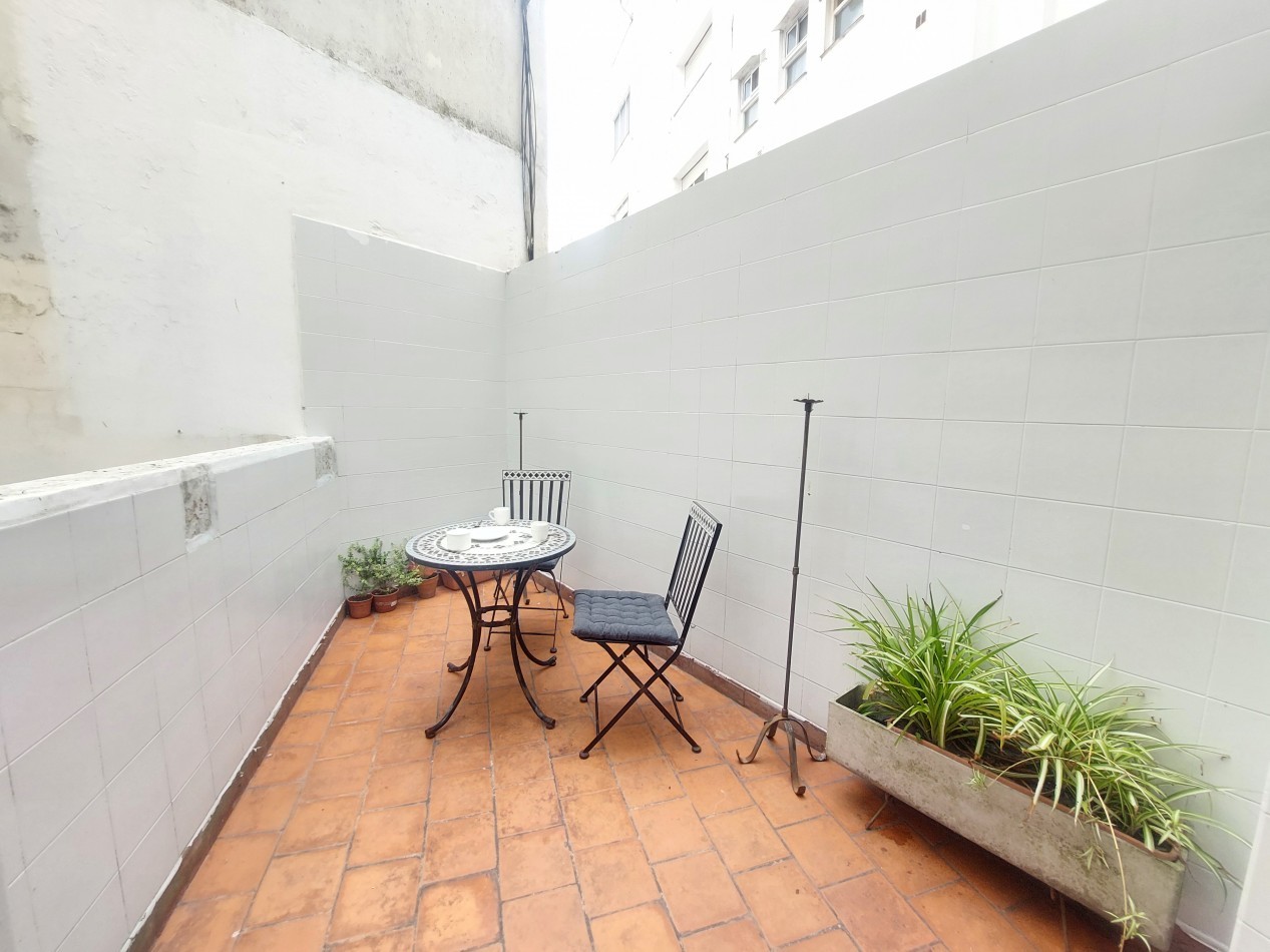 Depto. temporario de dos ambientes con patio para 2 personas. Varese.