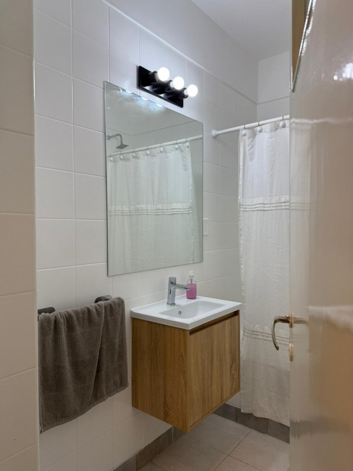 Depto. temporario de dos ambientes con patio para 2 personas. Varese.