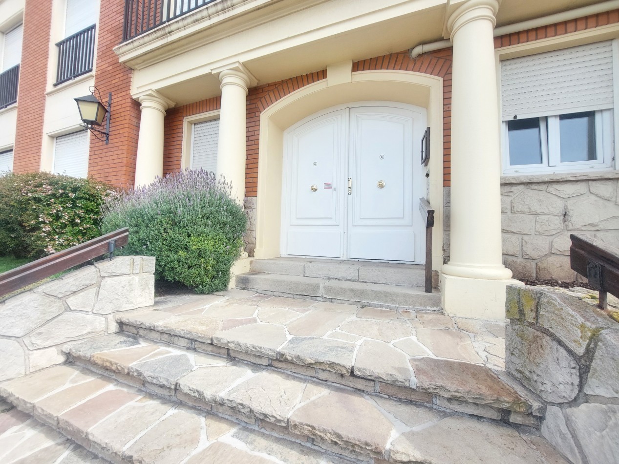 Depto. temporario de dos ambientes con patio para 2 personas. Varese.