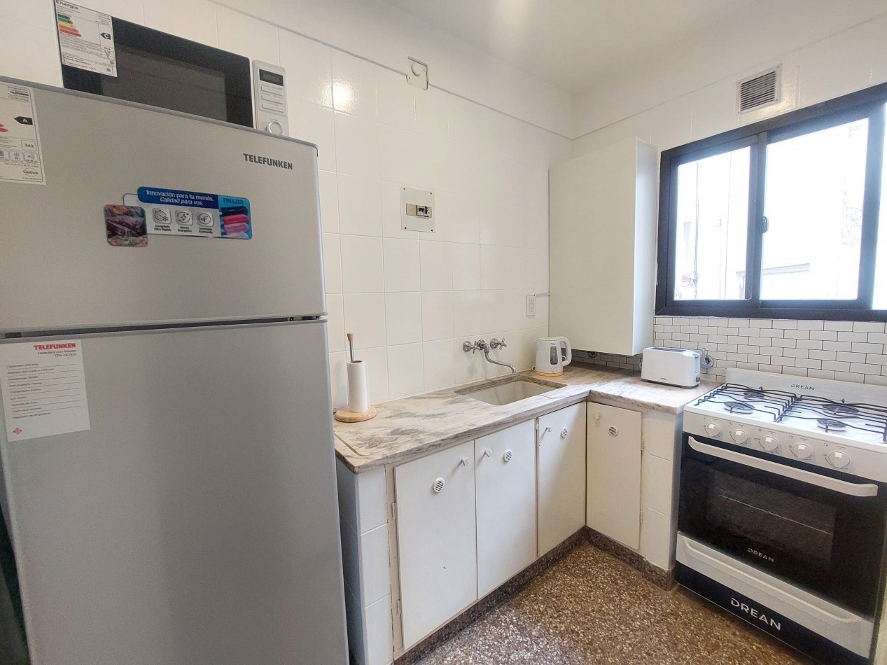 Depto. temporario de dos ambientes con patio para 2 personas. Varese.