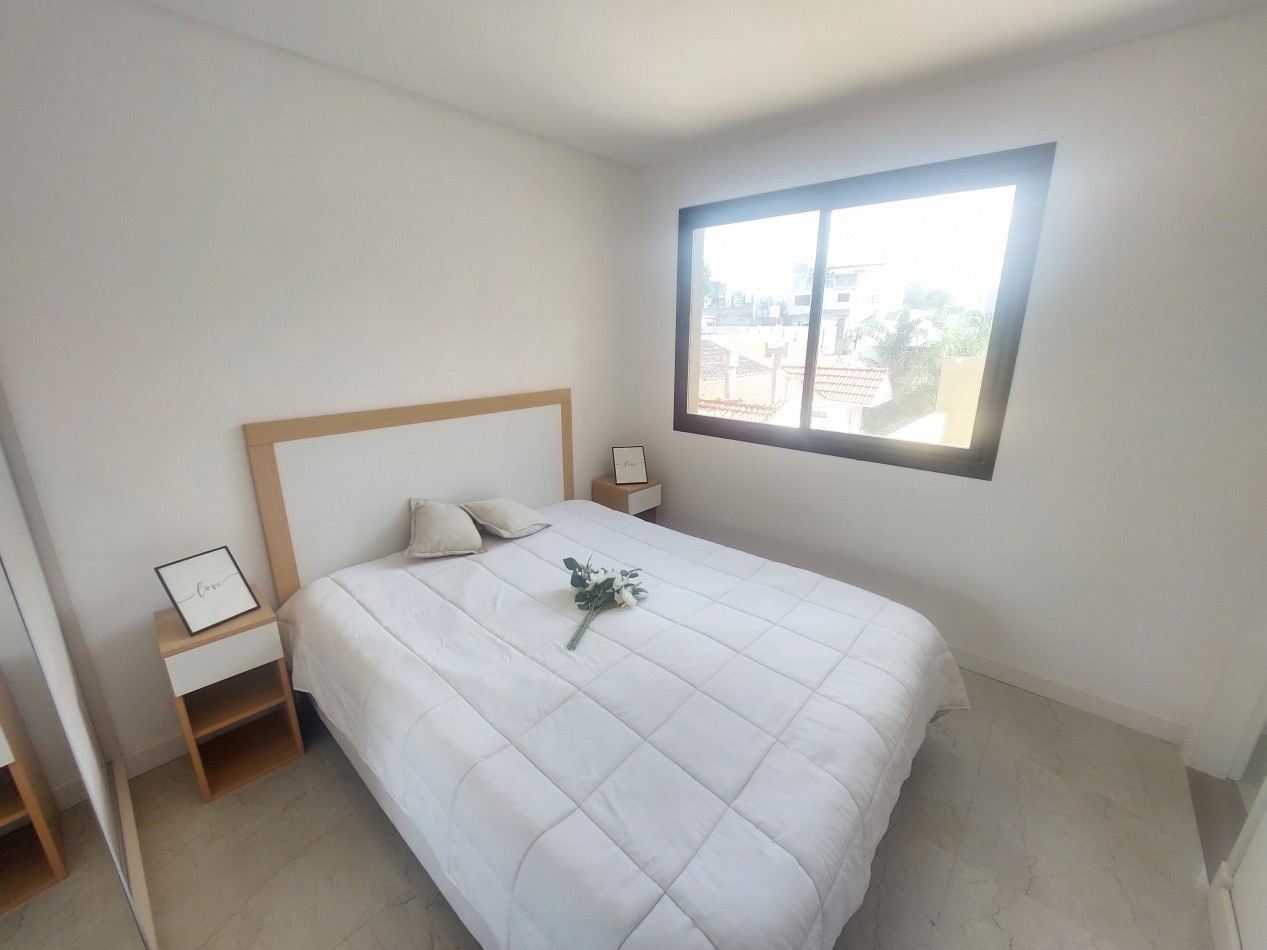 Dos ambientes con balcon al frente, toilette y Dormitorio en suite.