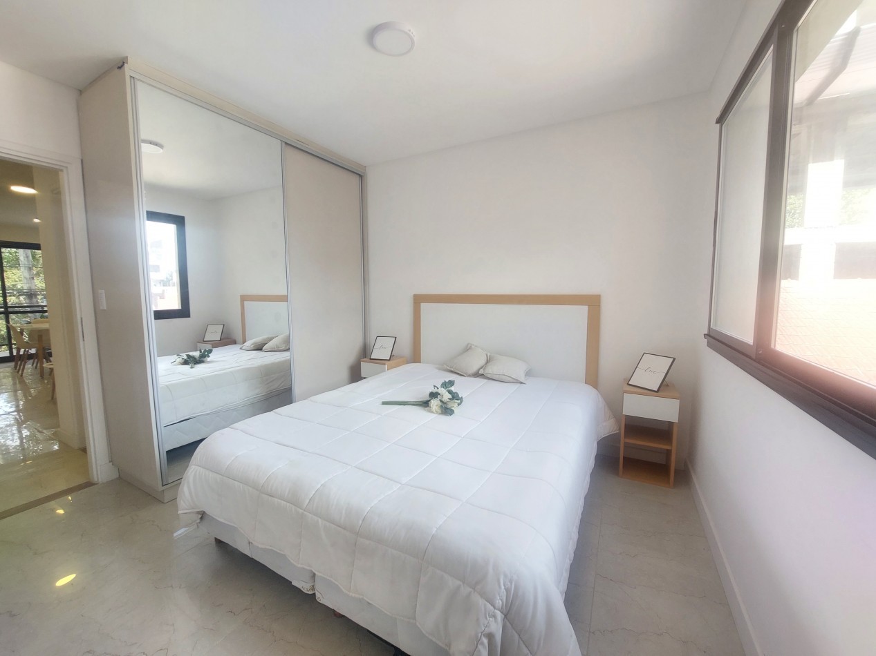 Dos ambientes con balcon al frente, toilette y Dormitorio en suite.
