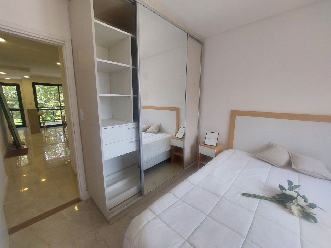 Dos ambientes con balcon al frente, toilette y Dormitorio en suite.