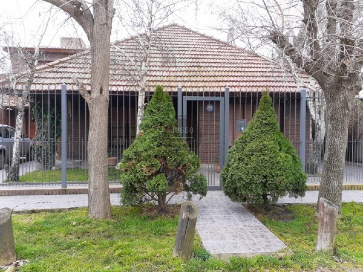 CASA 5 AMBIENTES CON PARQUE Y QUINCHO - BARRIO JARDIN PERALTA RAMOS-APTA CREDITO