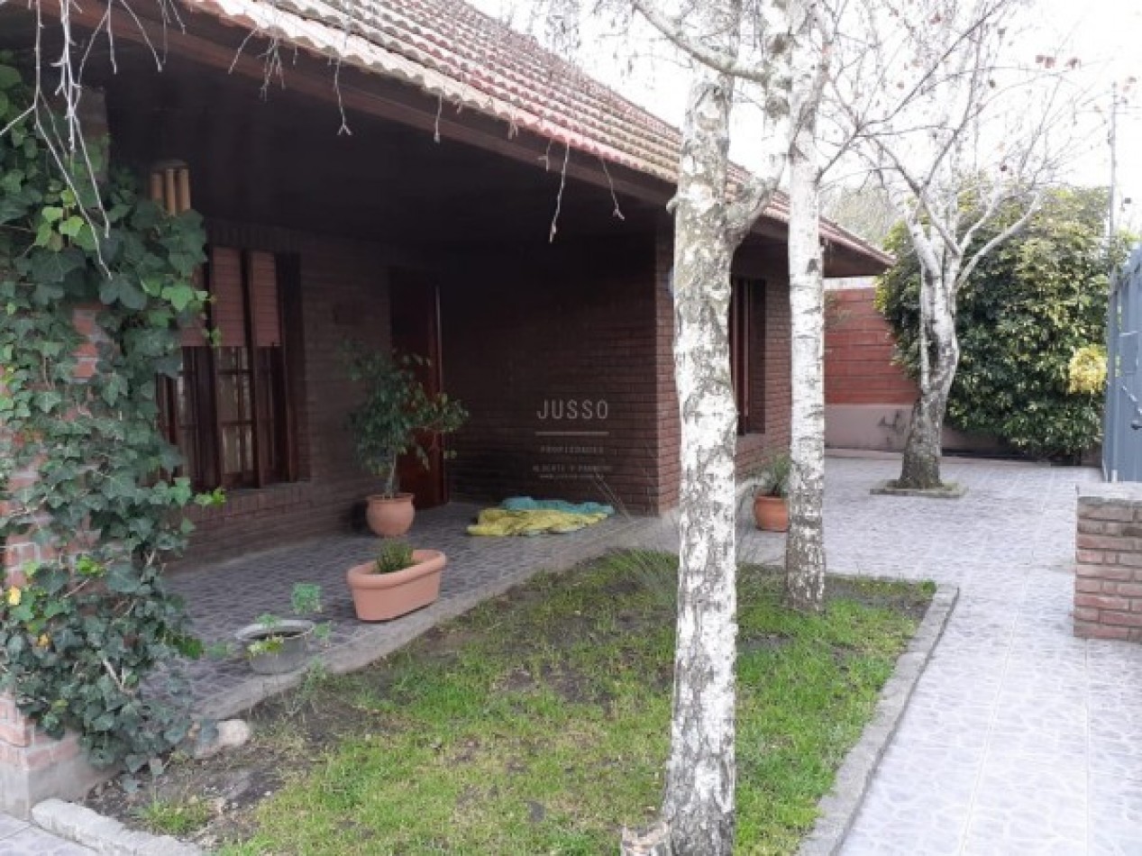 CASA 5 AMBIENTES CON PARQUE Y QUINCHO - BARRIO JARDIN PERALTA RAMOS-APTA CREDITO