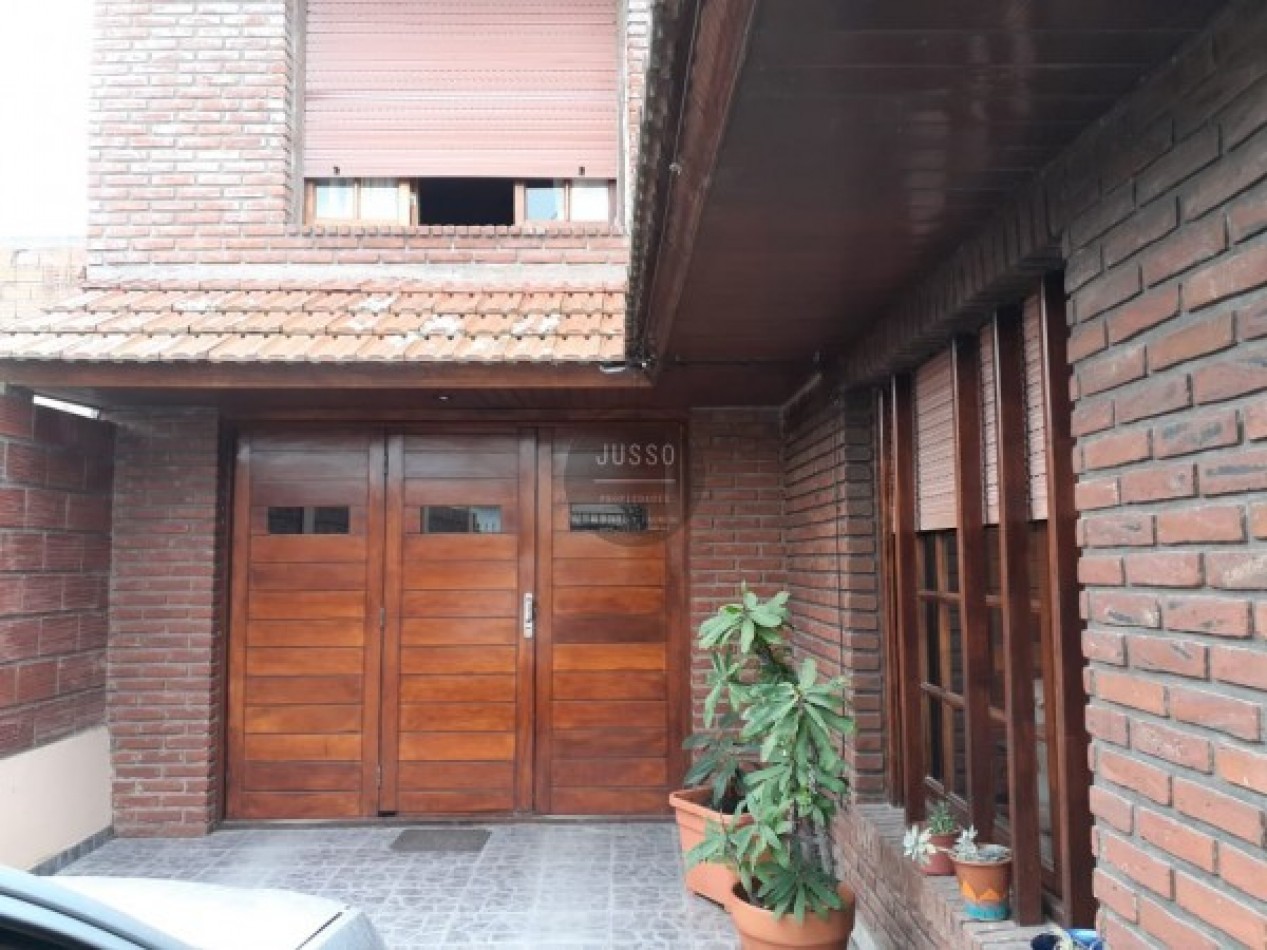 CASA 5 AMBIENTES CON PARQUE Y QUINCHO - BARRIO JARDIN PERALTA RAMOS-APTA CREDITO