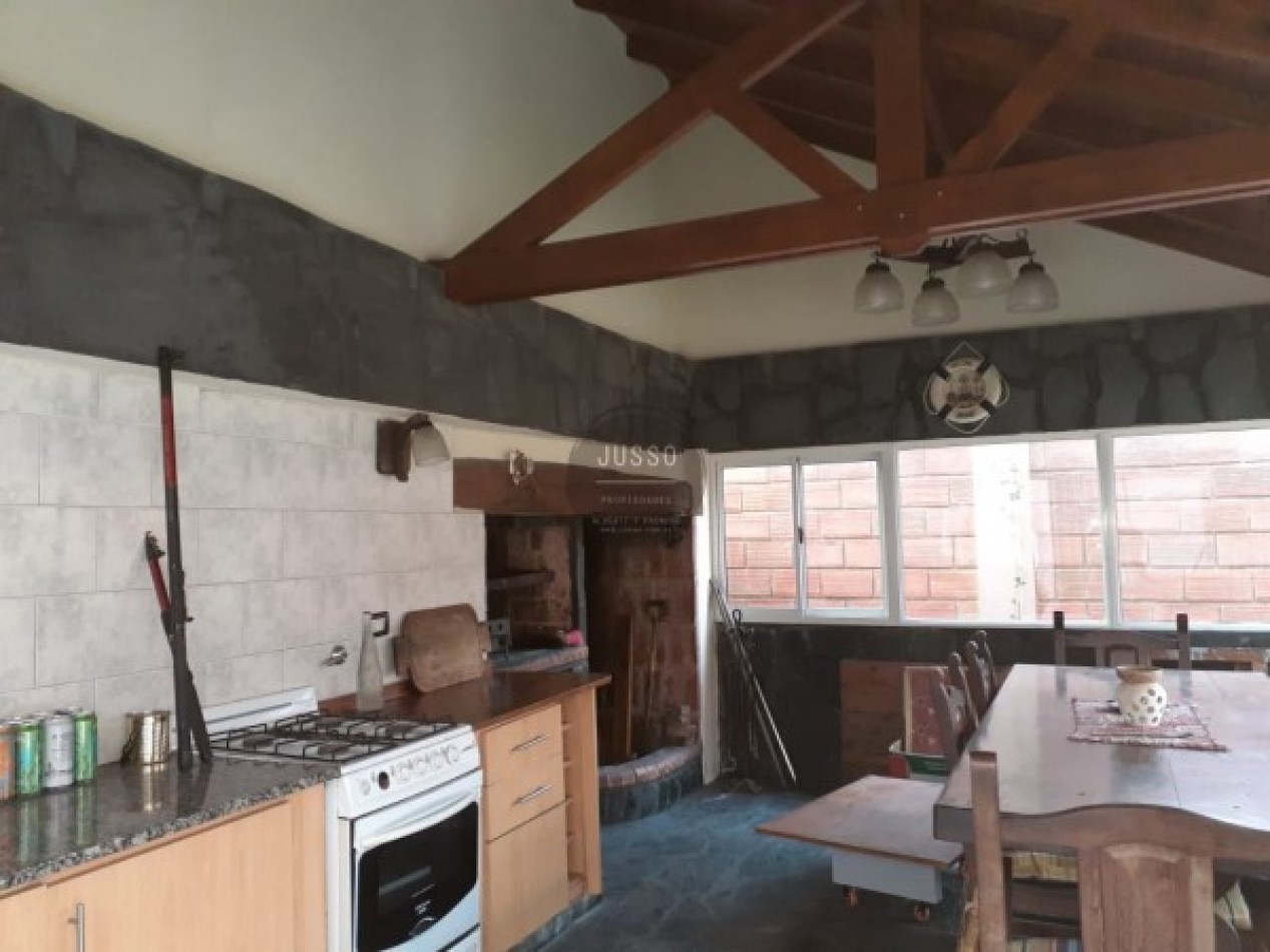 CASA 5 AMBIENTES CON PARQUE Y QUINCHO - BARRIO JARDIN PERALTA RAMOS-APTA CREDITO