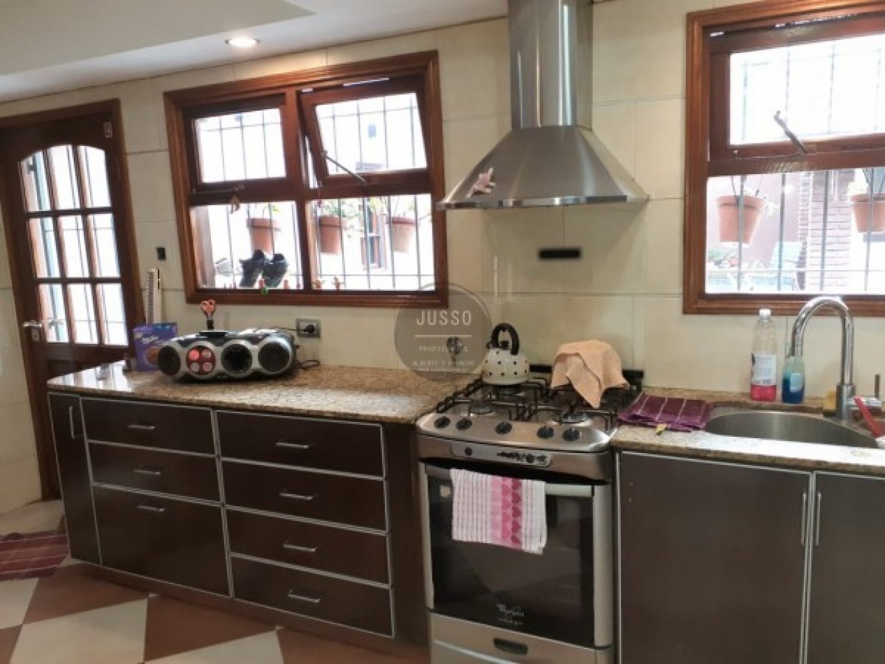 CASA 5 AMBIENTES CON PARQUE Y QUINCHO - BARRIO JARDIN PERALTA RAMOS-APTA CREDITO