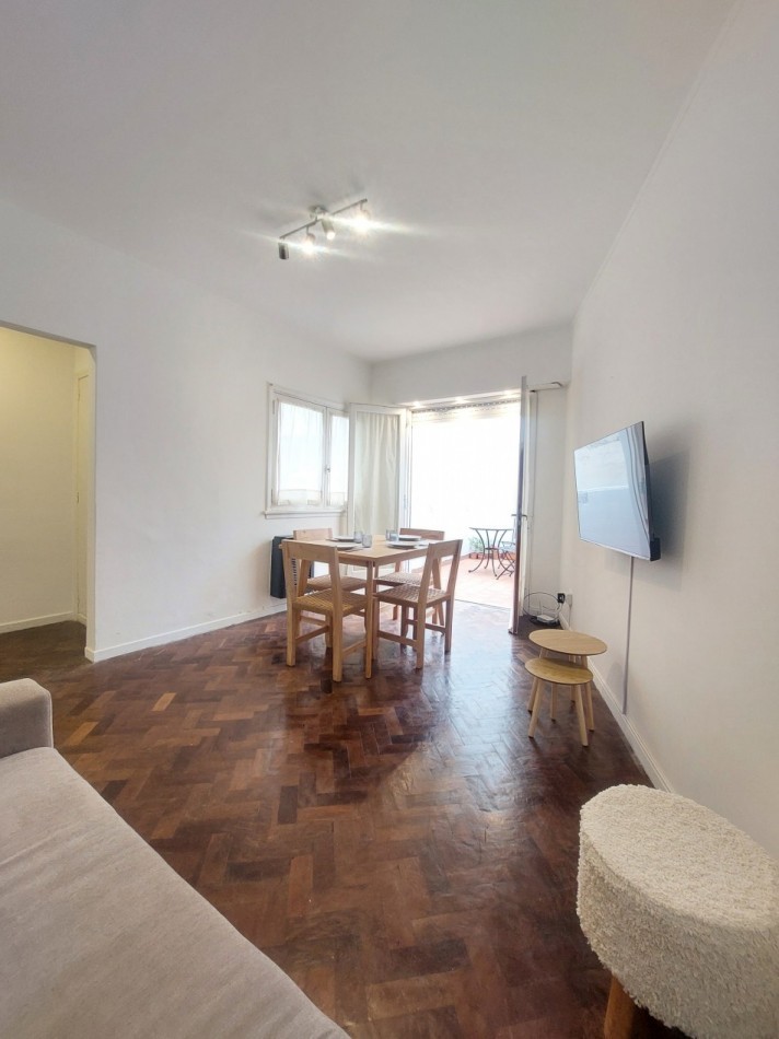 Depto. temporario de dos ambientes con patio para 2 personas. Varese.