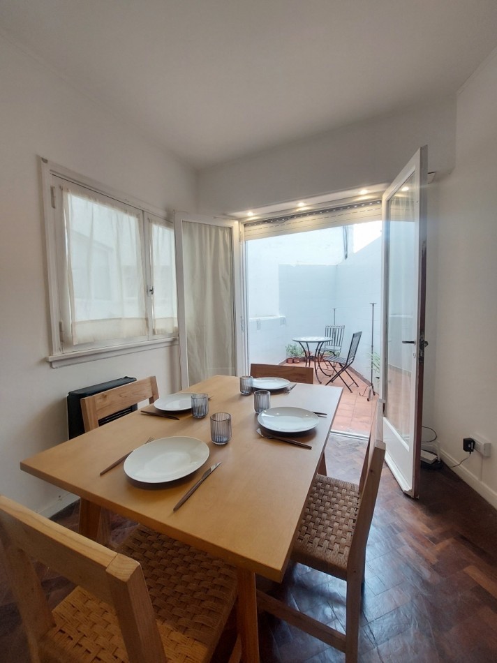 Depto. temporario de dos ambientes con patio para 2 personas. Varese.