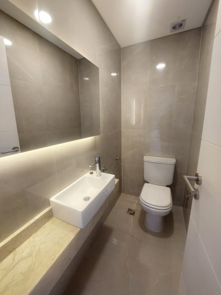 Dos ambientes con balcon al frente, toilette y Dormitorio en suite.