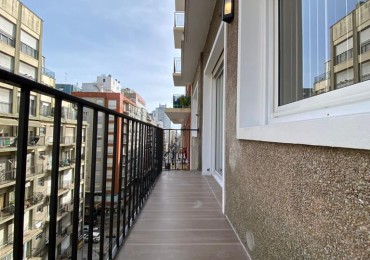 Departamento 3 ambientes con balcon a la calle reciclado