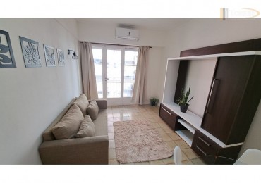 Venta Departamento 2 ambientes parcialmente reciclado a la calle con balcon zona Aldrey