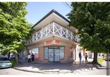 Excelente casa en dos plantas con local comercial incluido.