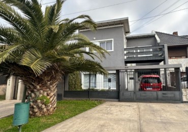 CASA CUATRO AMBIENTES CON PILETA CLIMATIZADA  Y GARAGE PASANTE ZONA CONSTITUCION