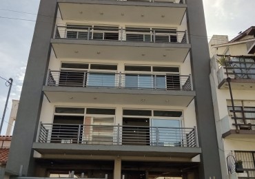EDIFICIO PUNTA MOGOTES/ MEDIA CUADRA DE LA COSTA