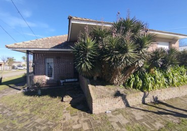 Casa 3 ambientes con garage y parque ----- Apta Credito