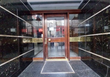 VENTA DEPTO 2 AMB CON DEPENDECIA Y LAVADERO. BALCON SALIENTE AL FRENTE. PLAZA COLON
