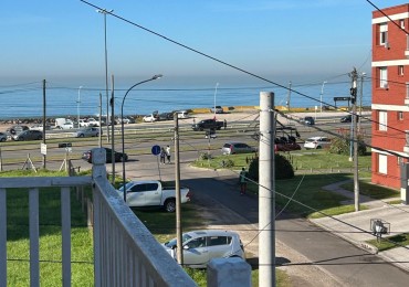 DEPARTAMENTO 3 AMBIENTES A LA CALLE CON COCHERA  2 PISO POR ESCALERA A METROS DEL MAR APTO CREDITO.