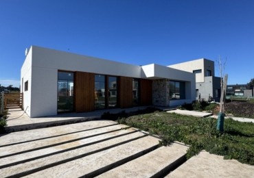 VENTA - CASA 4 AMBIENTES A ESTRENAR : BARRIO PRIVADO ARENAS CHICO .