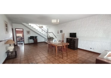 VENTA CASA 4 AMBIENTES SOBRE AVENIDA LIBERTAD