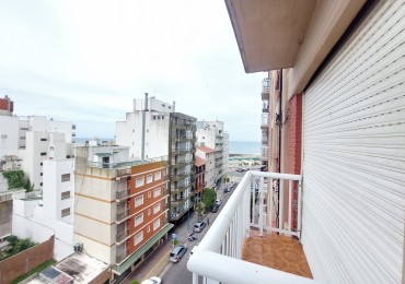 Departamento de cuatro ambientes con vista lateral al mar y cochera