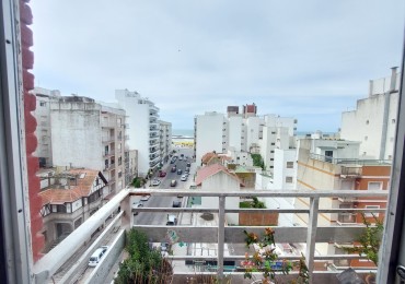 Departamento de cuatro ambientes con vista lateral al mar y cochera